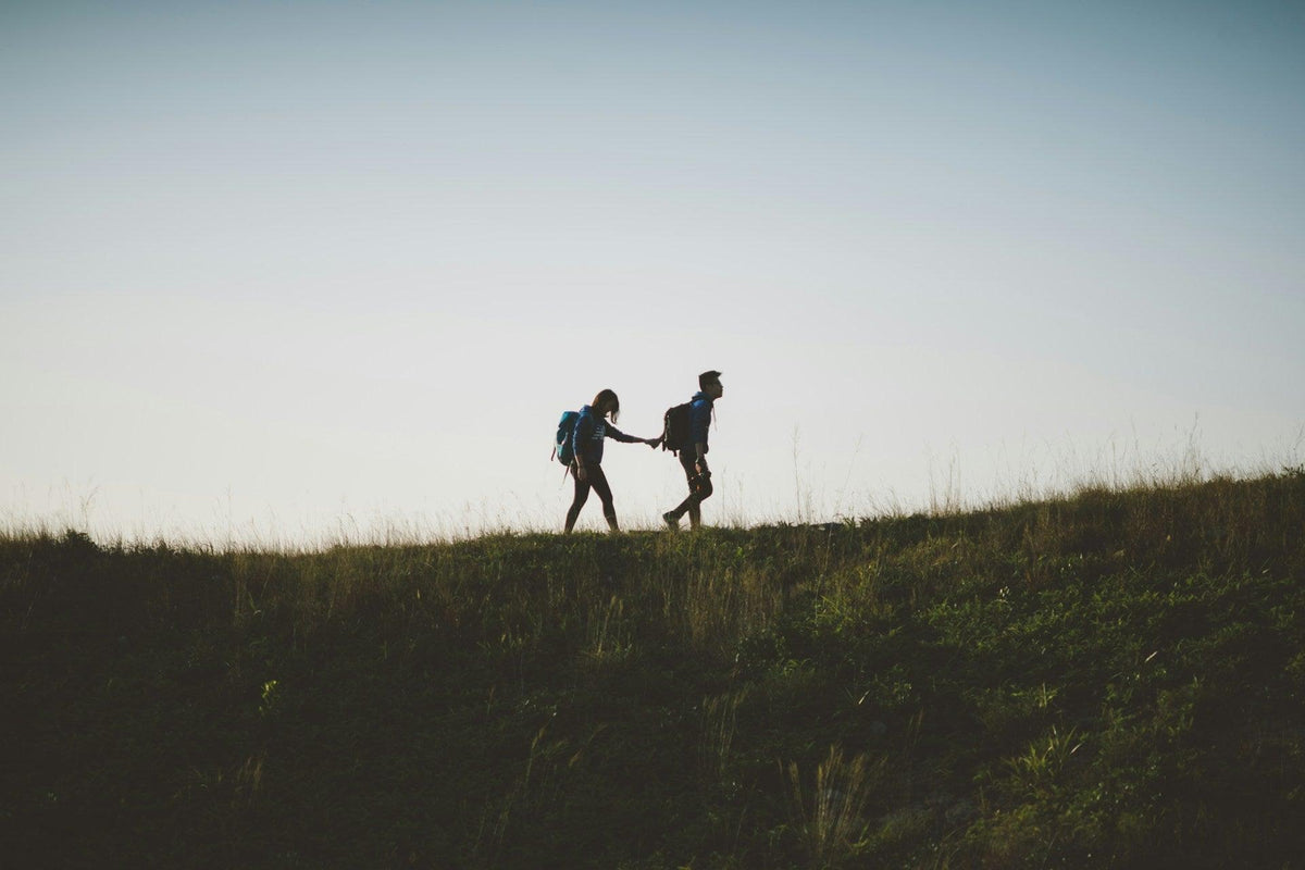 couple marche randonnée nature